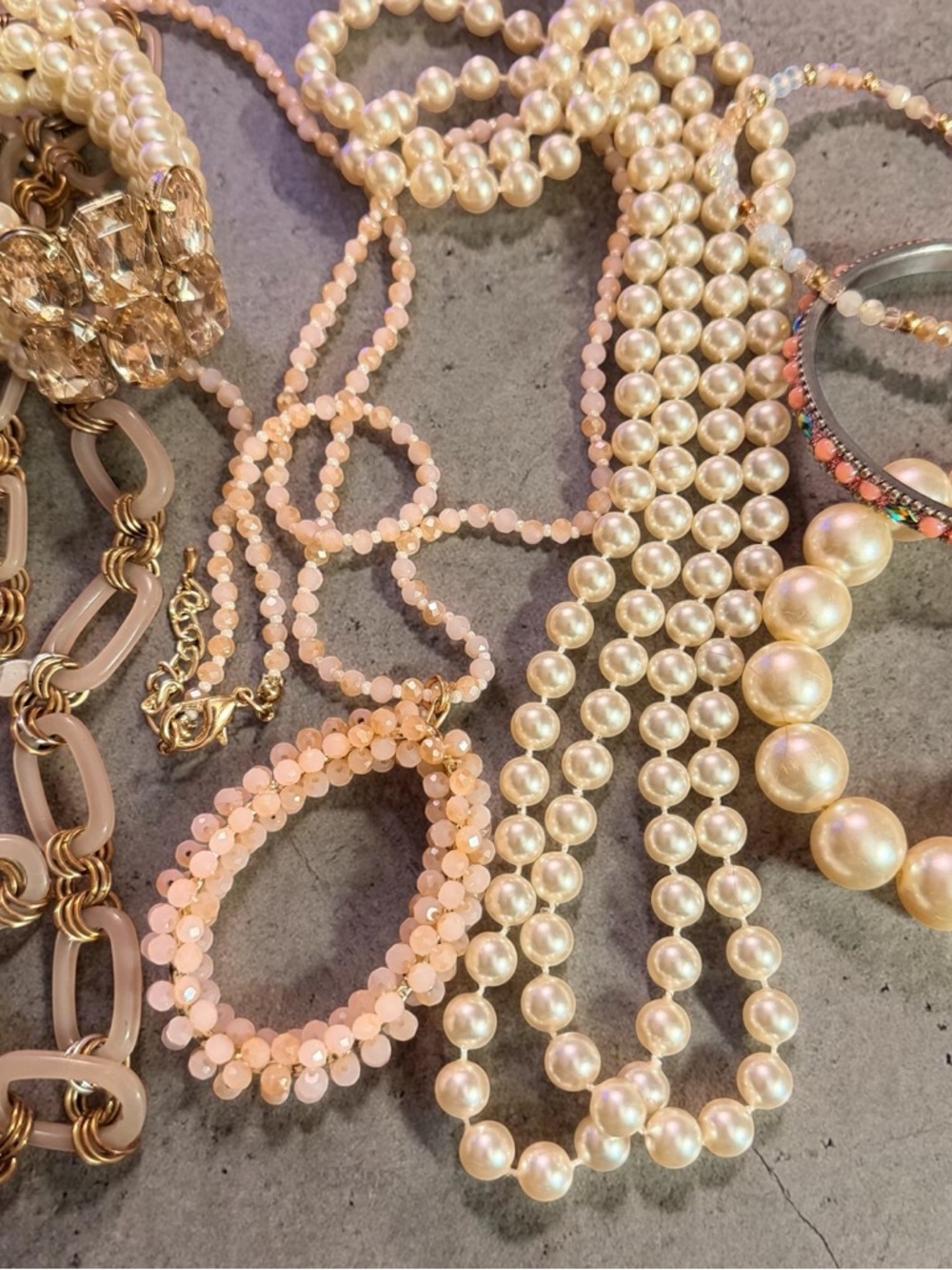 Elegant Pearl and Blush Beaded Necklace Set - Picture 2 of 10